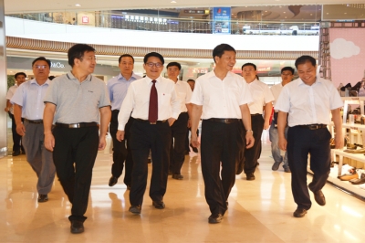 全國人大代表、廣州人大常委會(huì)主任陳建華到河源市商業(yè)中心調(diào)研