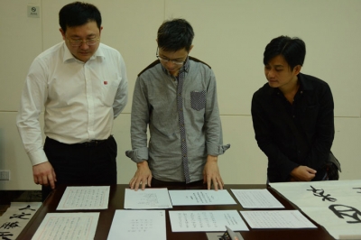 河源市書(shū)法家協(xié)會(huì)張文峰主席到堅(jiān)基集團(tuán)評(píng)選員工書(shū)法比賽作品