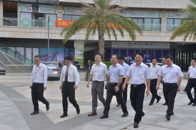 廣州農(nóng)商行行長易雪飛一行到河源市商業(yè)中心調研