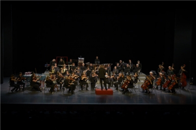 堅(jiān)基演藝丨一場“看得見”的音樂盛宴點(diǎn)亮金秋，奏響悠揚(yáng)完美旋律