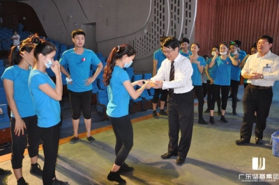 集團(tuán)辦公室到《桃花水母》劇目排練現(xiàn)場(chǎng)看望和慰問(wèn)演職人員