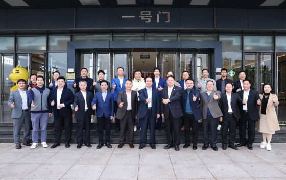 馬年正月十六，年味依舊濃郁。3月4日，廣東省客家商會(huì)會(huì)長(zhǎng)鄧振龍率代表團(tuán)赴河源開(kāi)展馬年外出考察首站活動(dòng)。代表團(tuán)走進(jìn)廣東堅(jiān)基集團(tuán)，實(shí)地調(diào)研河源市商業(yè)中心等項(xiàng)目，交流創(chuàng)新發(fā)展經(jīng)驗(yàn)，共探政企商協(xié)同合作新機(jī)遇。河源市委常委、統(tǒng)戰(zhàn)部部長(zhǎng)廖繼聰，東源縣委書(shū)記秦衛(wèi)民，河源市委統(tǒng)戰(zhàn)部副部長(zhǎng)、市工商聯(lián)黨組書(shū)記郭軍陽(yáng)等領(lǐng)導(dǎo)出席活動(dòng)；寶鷹控股集團(tuán)董事長(zhǎng)古少明等30余位灣區(qū)客商參與考察；廣東省客家商會(huì)本期輪值會(huì)長(zhǎng)、堅(jiān)基集團(tuán)